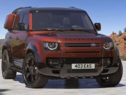 Edisi terbaru Land Rover Defender 2025 lebih mewah dan bertenaga