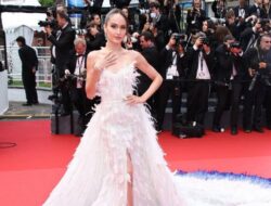 3 Foto Cinta Laura Kenakan Dress Ekor Panjang di Cannes Film Festival 2024, Terinspirasi Jalak Bali