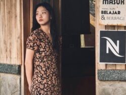 3 Potret Kim Go Eun Jalan-jalan di Garut, Asyik Nongkrong di Coffee Shop