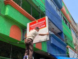 Pemkot Bandarlampung pasangi stiker tempat usaha penunggak pajak