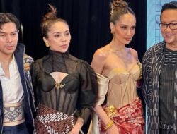 Cantik! Cinta Laura Kenakan Dress Batik Bernuansa Avant Garde di Vision+ Content Showcase Parade