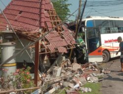 Perjalanan KA tak tergganggu seusai bus tabrak pos jaga perlintasan