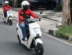 Tips aman berkendara dengan sepeda motor listrik