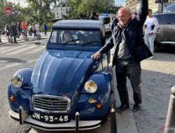 Pesona Citroen 2CV klasik di jantung kota Paris