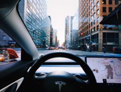 Tesla hapus Spotify gratis dari langganan Premium Connectivity